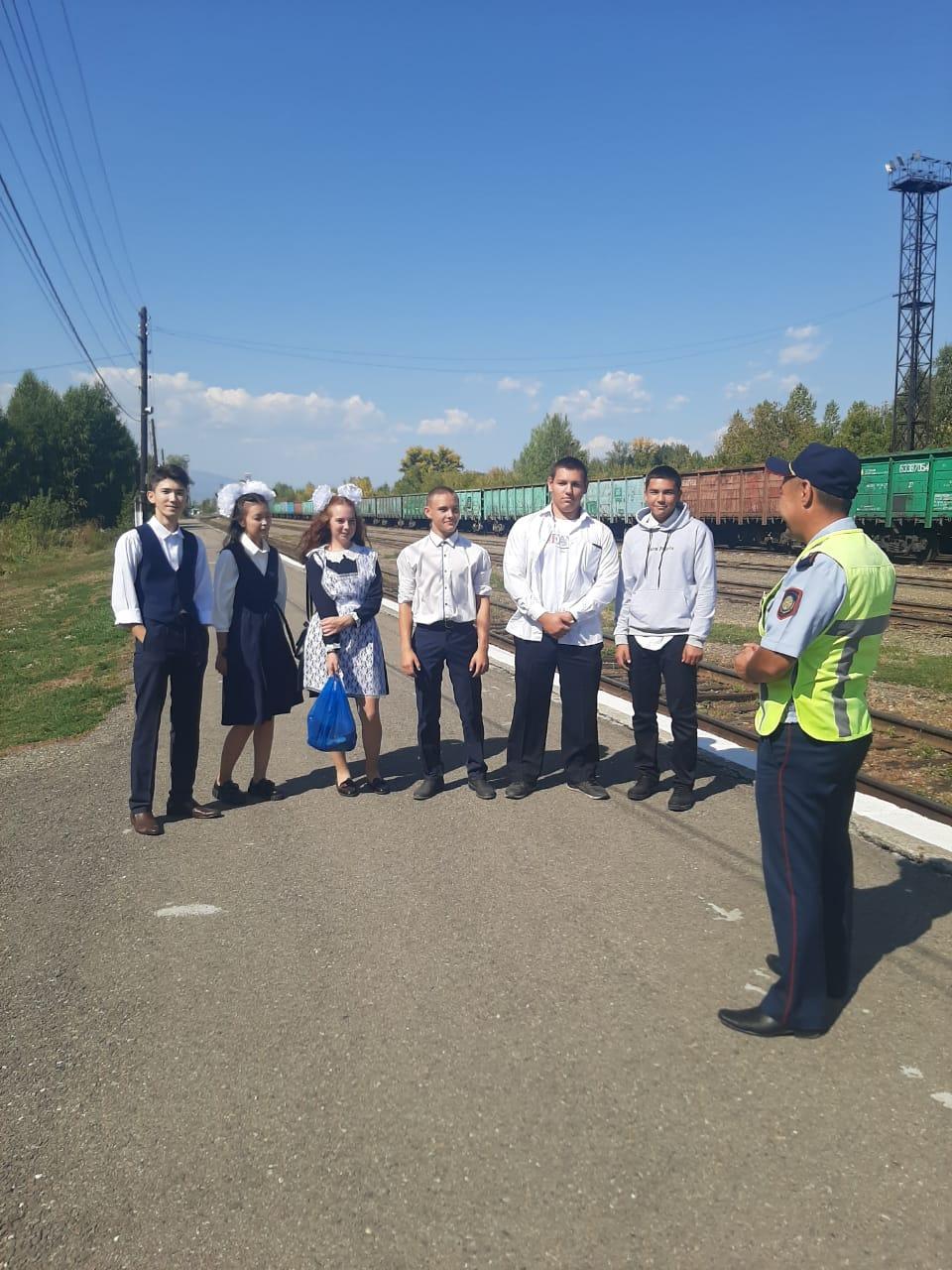 Профилактическая беседа с сотрудниками ЛОП ст.Алтай по акции "Внимание поезд"